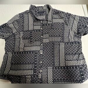 TOMMY HILFIGER LADIES SHORT SLEEVE TOP
SIZE 2X  NAVY/WHITE  PATTERNED PRINT TOP